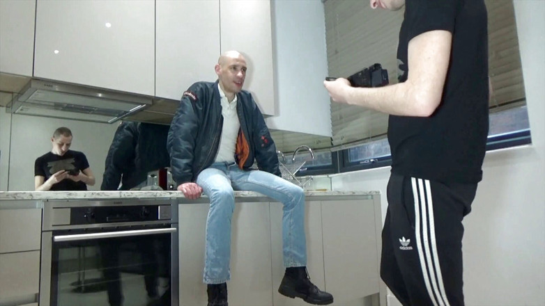Gaybareback: イングランド出身のスキニーによるウェブカムポルノ撮影、裸でセックス