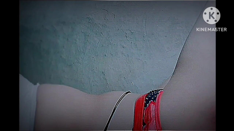 TricolorMusic3: Sexy indická dívka je sama ve svém domě. Neví, co...
