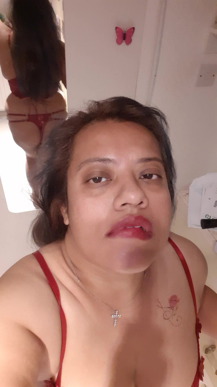 Gloriousshelly: 침실에서 혼자 있는 영광스러운 Lexy