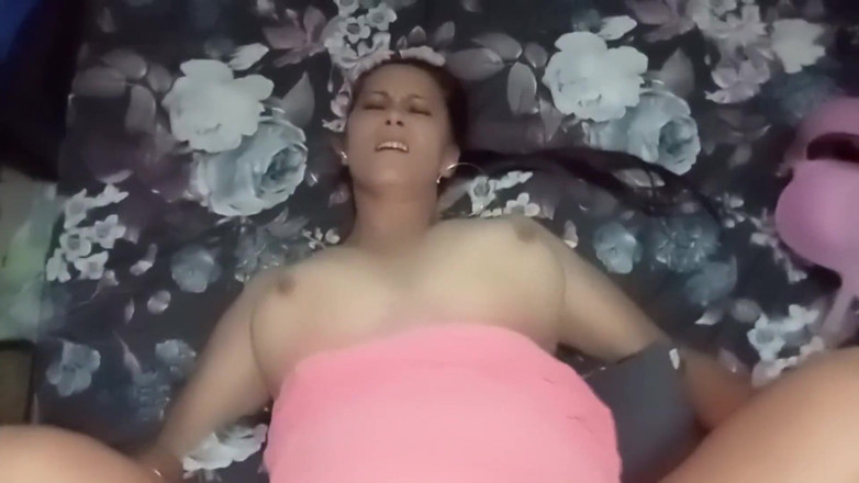 Creampie Shane: La matrigna single disperata scopa il padrone di casa per...