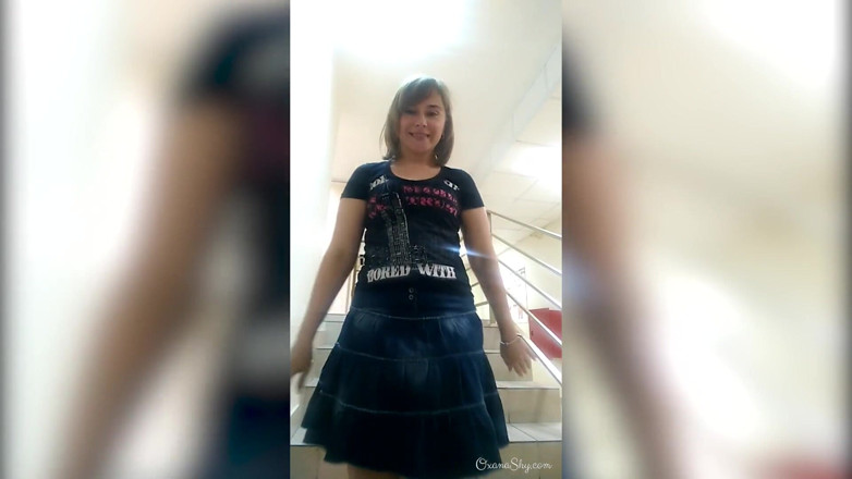 MILF Oxana: Secretária mostrando selfies no escritório