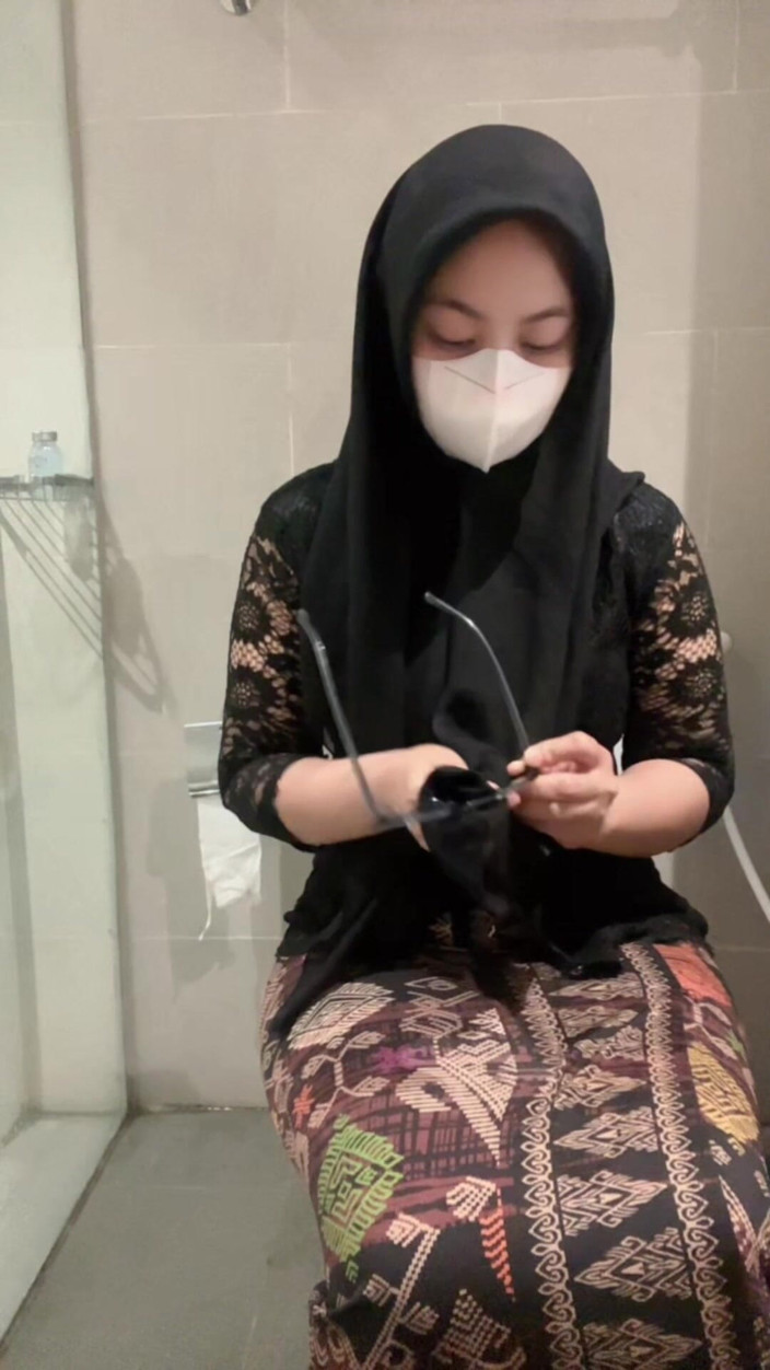 Biancaid: Sexy witte kebaya hijab meisje speelt in het toilet tot...