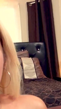 Pornstarplatinum - Alix Lovell робить червоний мінет у нижній білизні, відео від першої особи