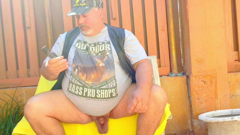 Hand-Free-Daddy-Chub: 그는 거기에있는 동안 그의 직선 친구 사냥 오두막에 비밀리에 사정 빨간 목 뚱뚱한 아빠 곰을 사냥