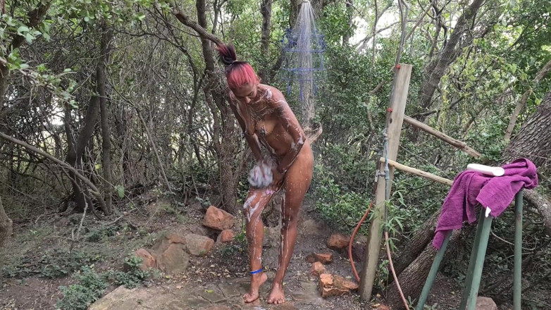 domslutfucker: Une salope desi tatouée noire prend une douche dans les...