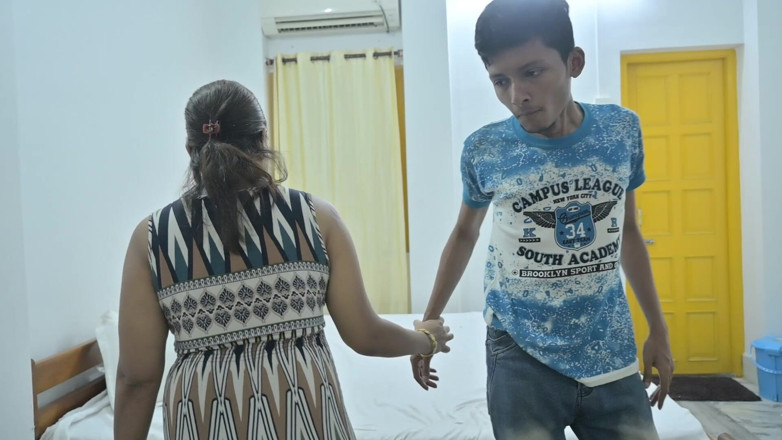Indian porno creator: Jonge 18-jarige jongen neukt rijpe Indische pornoster in hotel