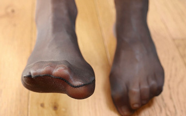 DeesseJulia: Fétiche des pieds en nylon et collants - Maitresse Julia Femdom