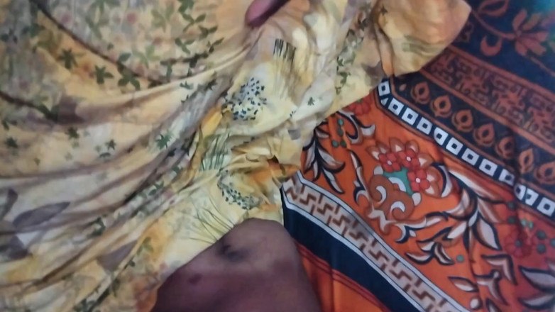 Deshi women: 나는 그들이 함께 있는 동안 이복 누이와 섹스를 즐겼다.