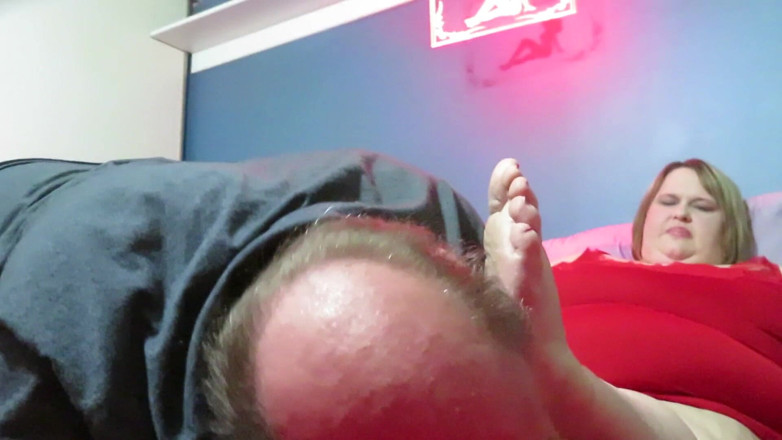 BBW nurse Vicki adventures with friends: SSBBW-herrin Lucky Lexxi bekommt ihre schuhe angebetet und