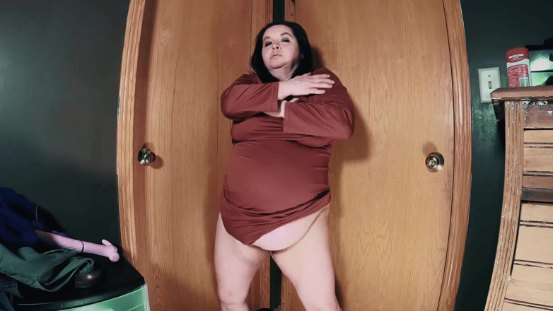 SexyNEBBW: Une MILF se masturbe debout, dirty talk