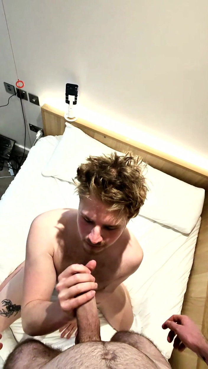 Hungthotter: Abbastanza bravo ragazzo marco prende il suo primo cazzo da 9...