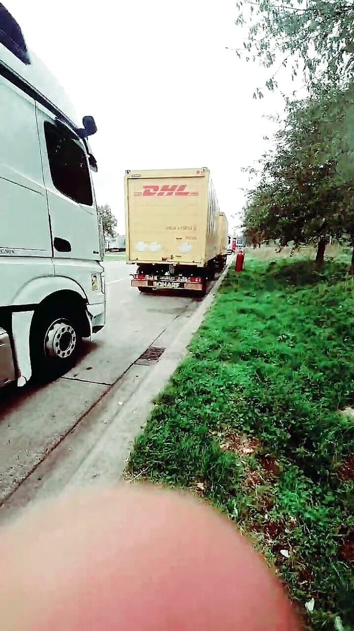 Slutboyben: Slutboyben cam4 esibizionista pornostar esposta alla fermata del camion di...