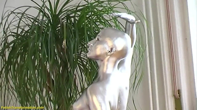 Fetish Islands: Zilver metallic geschilderde kale hoofd standbeeld mannequins poseren