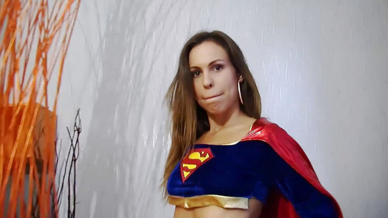 Toy Sluts: Une belle bombasse en costume de superman se gode la...