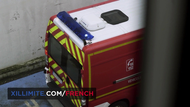 French girls at work: Asistenta sexy este interesată de doctor