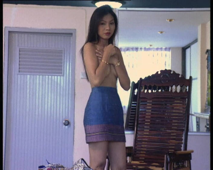 YOUR FIRST PORN: Schuechterne Asiatin Mit Taschenlampe - Une Asiatique timide avec un softclip à...