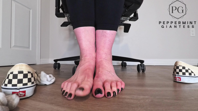 Peppermint Giantess: Підступні офісні ноги дражнять у шафових фургонах - роздягання лише для ніг та інтенсивна гра босоніж, відео від першої особи