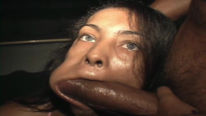 Genuine XXX: Une blonde avec une gorge profonde et une black, défi...