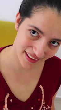 Sexy prodavačka přijde do mého domu a dává jí kundičku