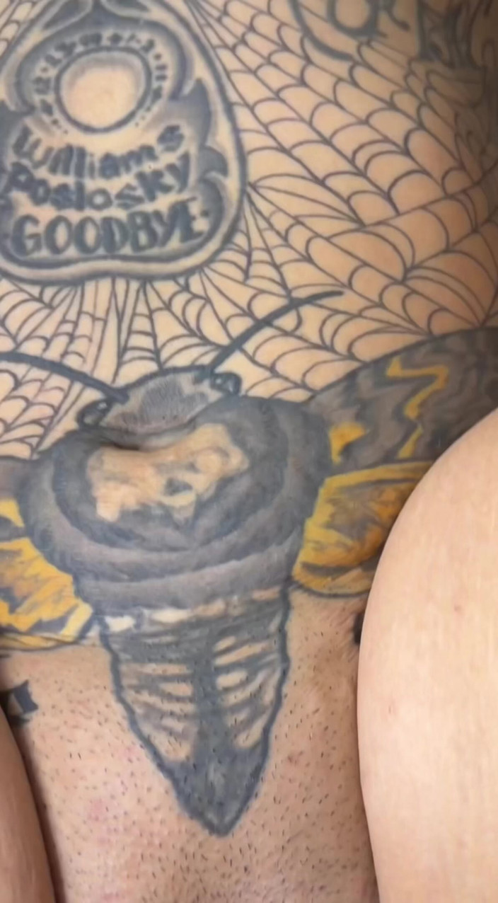 A3: Cette nymphe tatouée sexy adore se faire baiser et sucer...