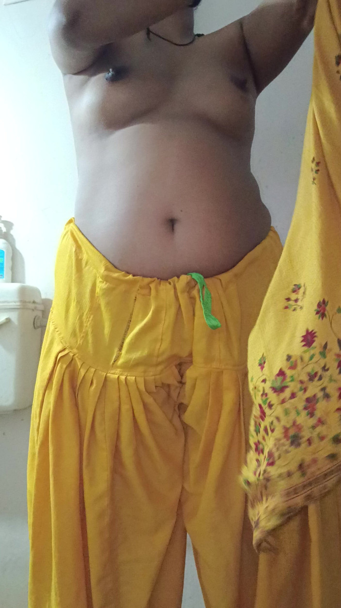 Poojakabir: Pooja bhabhi đi tiểu show