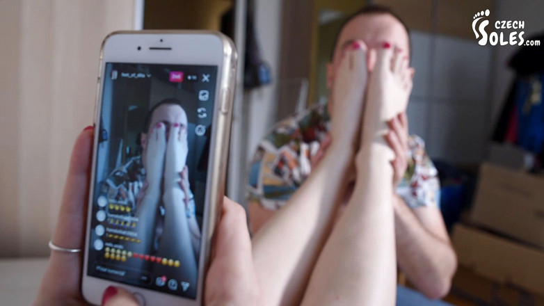 Czech Soles - foot fetish content: पैरों से कामुक यूट्यूबर ऑनलाइन अपने फुटबॉय को गुप्त रूप से स्ट्रीमिंग कर रहा है