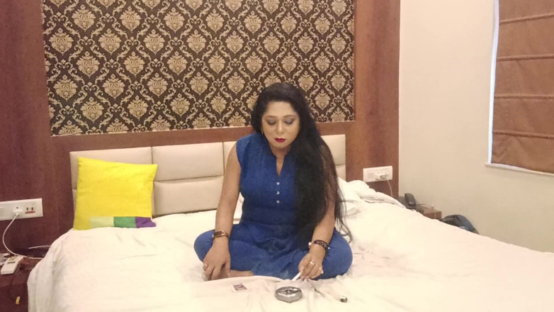 Bengali Bhabhi Sex: Sexy indische heiße MILF lässt freundin mit ihren riesigen titten...
