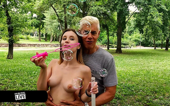 Immoral Live: Rabuda exibicionista de 19 anos Lily Blossom chupa bolhas em parque...
