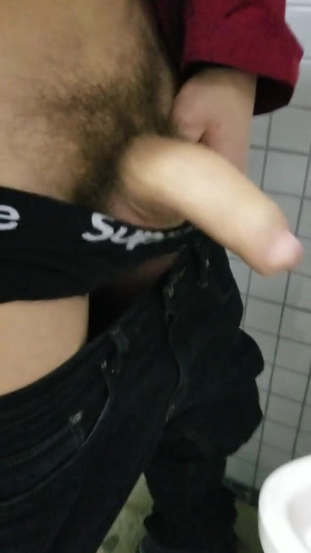 JohnholmesjuniorCA: Johnholmesjunior mostrando su polla monstruosa en el baño del parque...