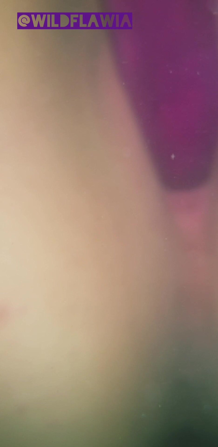 WildFlawiii: Echte amateur-hausfrau, spielt im badehaus mit rosa dildo in ihrer...