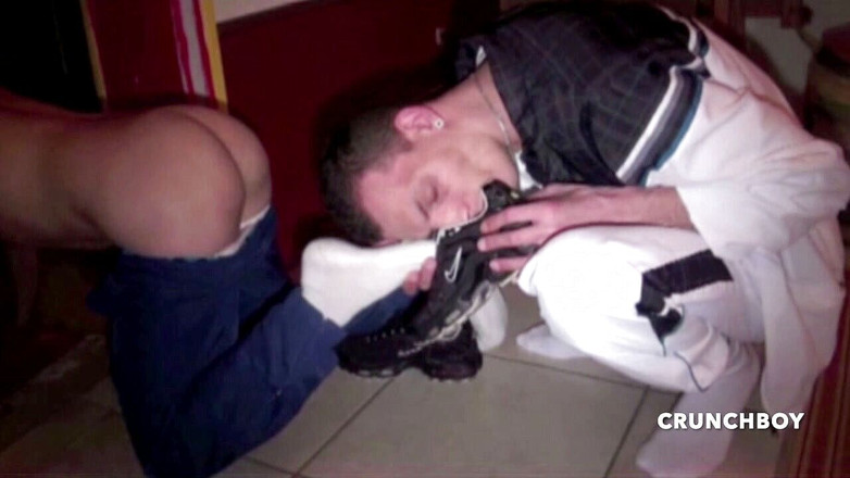 Sneaker gay: Dziwka totalnie uległa stopom i trampkom badboya w joggingu