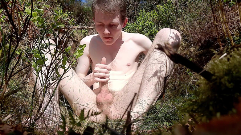 Forest Boi: Cewek sange ini lagi asik ngocok sambil bugil di hutan