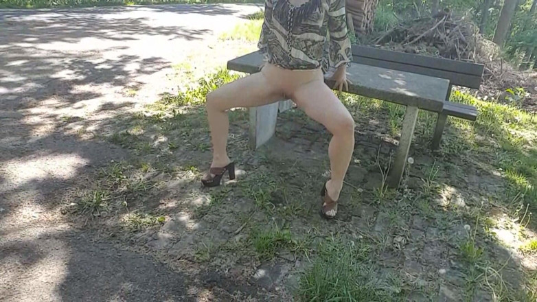 Popp Sylvie: Al aire libre, chorro, pis y follar