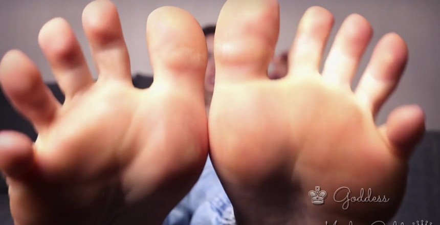 Goddess Misha Goldy: Tu veux si désespérément me lécher les pieds en sueur !...
