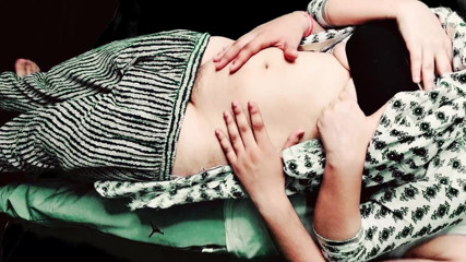 Vicky Thakur: Une demi-sœur sexy se laisse séduire et commence à se masturber...