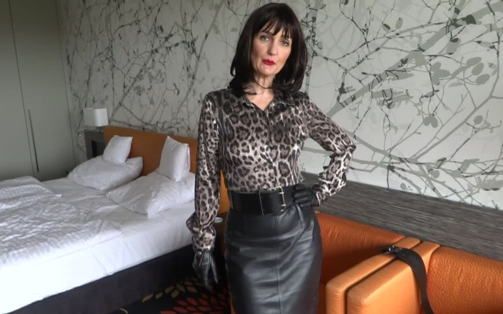 Lady Victoria Valente: Ikat pinggang ketat lebar bagian 29