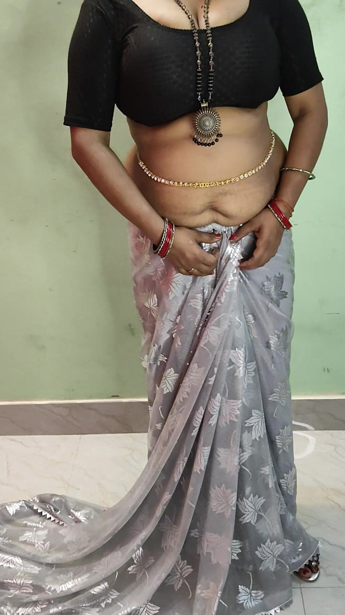 Kavita suman: Isteri montel India menari bogel bahagian 1