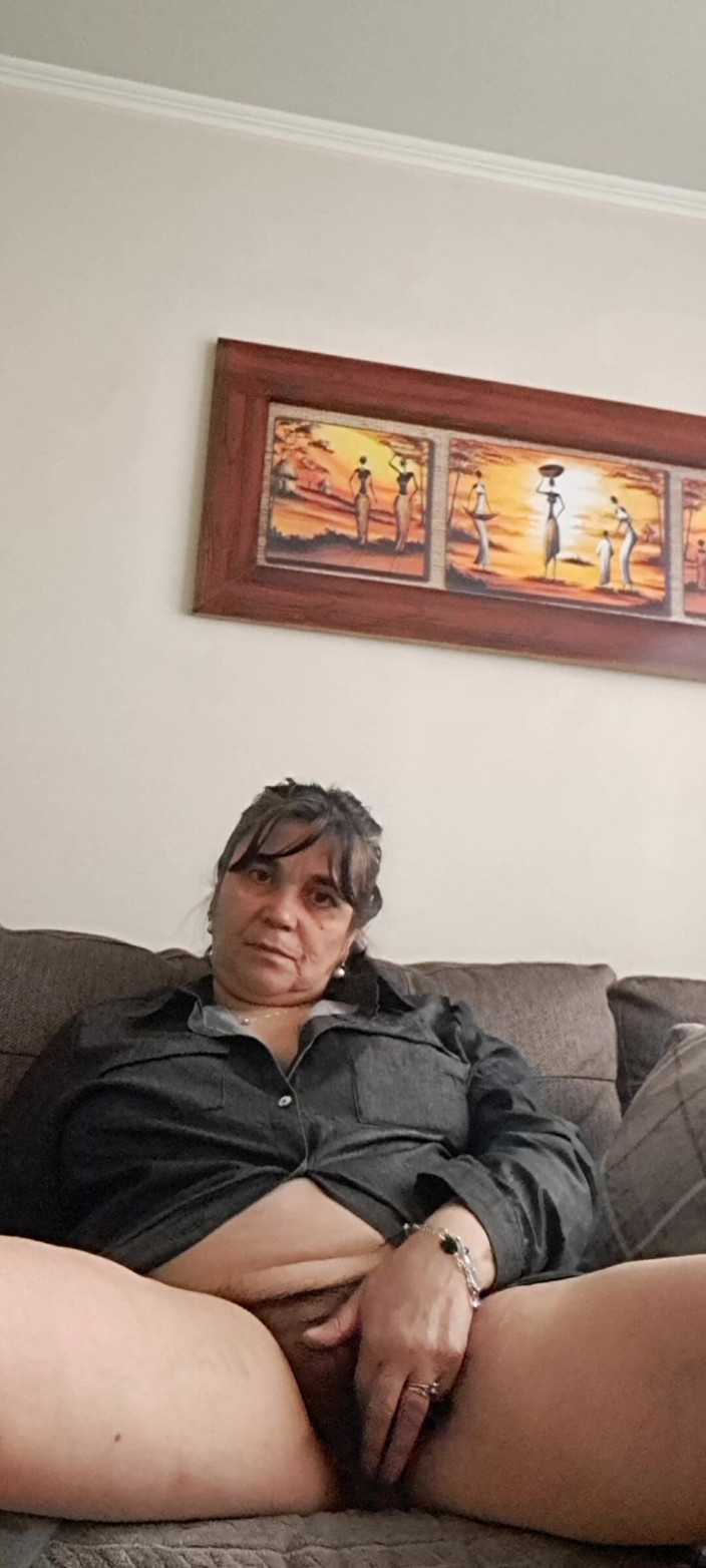 Mommy big hairy pussy: MILF matang menggoda seorang lelaki muda dengan menunjukkan pepeknya