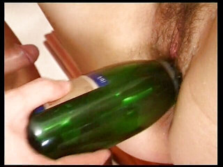 Horny Two really wet MILFs: La figa della bbw mora viene trapanata con oggetti estremi...