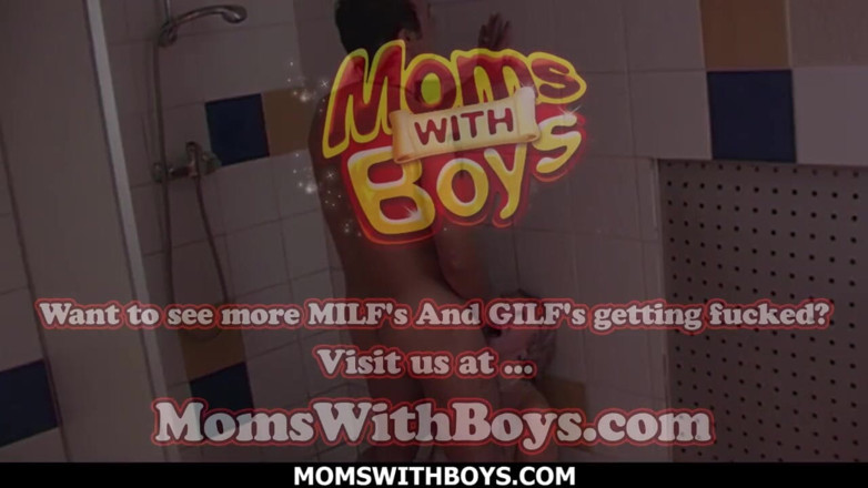 Moms With Boys: Vecchia troia in doccia bollente scopa con un giovane stallone