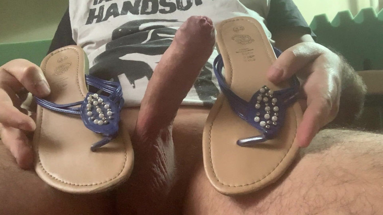 Curt's shoefucking adventures: Scopata con sandali blu e perizoma puzzolenti