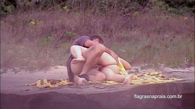 Amateurs videos: Un couple fait l'amour sur la plage et prend du...