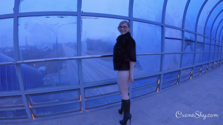 MILF Oxana: Une salope avec un plug anal dans un viaduc