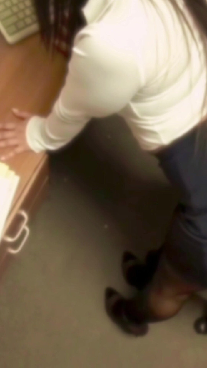 Astrid Cute: Secretary Bitch Giving the Boss Her Vagina After a Ride...