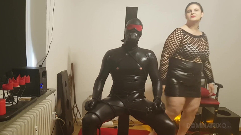 LadyPam: Золотий фетиш душу - зріла рабиня Domme Drenches у латексі