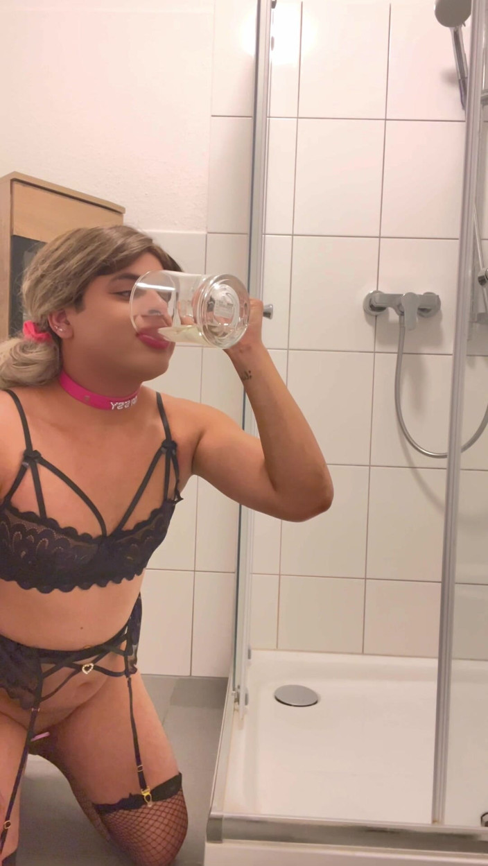 Femme Sandy: Memekku dientot sambil kencing, minum, dan pantatku habis-habisan