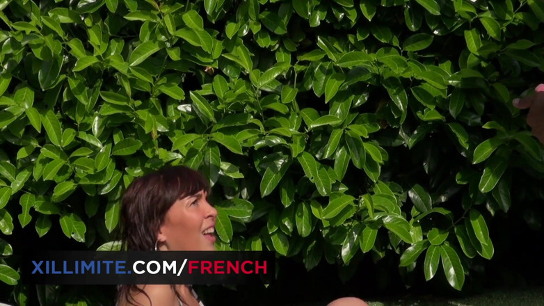 French girls at work: Kentasi dubur di taman