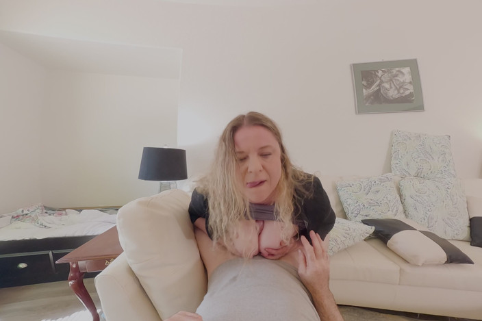 Erin Electra VR: Styvson förlorar sin oskuld i styvmors fitta