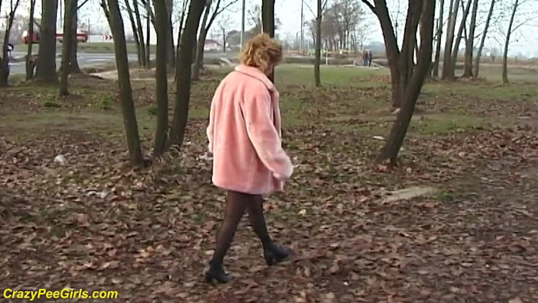 Crazy pee girls: Moglie rossa che piscia all'aperto