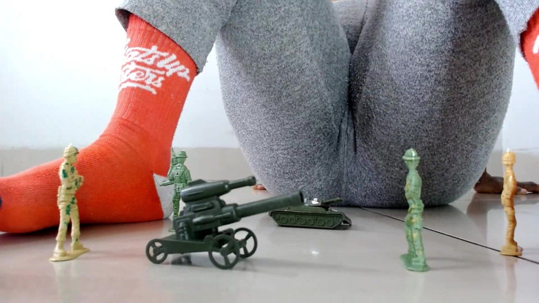 Maeling: Une géante se fait piéger par un bataillon d’armée dans...